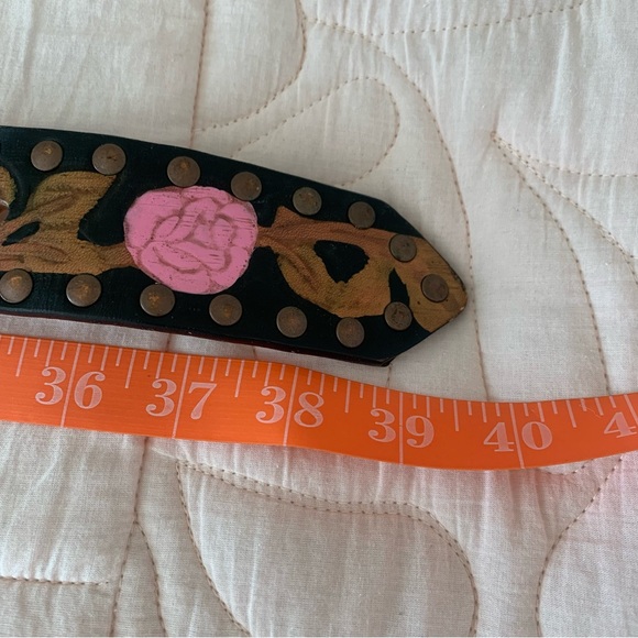 BUNKHOUSE Bling studded belt with black background accented with roses/leaves - Picture 13 of 13